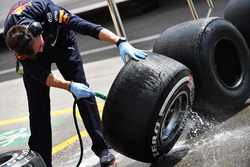 Red Bull Racing mekanikeri Pirelli lastiklerini yıkıyor