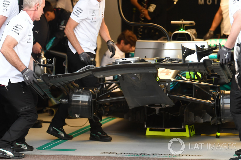 Lewis Hamilton, Mercedes-AMG F1 W09 change d'aileron avant
