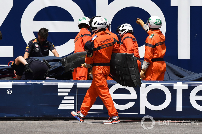 I marshal recuperano la monoposto di Max Verstappen, Red Bull Racing RB14