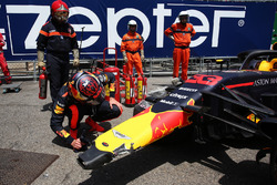 Max Verstappen, Red Bull Racing RB14, guarda la sua monoposto incidentata