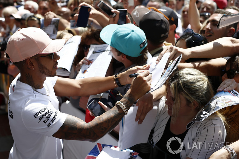Lewis Hamilton, Mercedes-AMG F1 signe des autographes