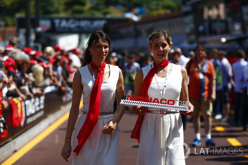 Jeunes femmes servant à la promotion du Grand Prix de Monaco