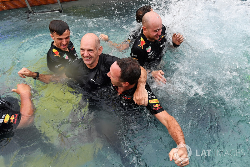 Adrian Newey, Red Bull Racing ve Christian Horner, Red Bull Racing Takım Patronu, Red Bull Energy Station havuzunda