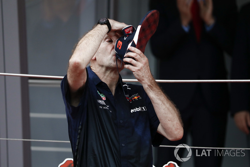 Adrian Newey, director técnico de Red Bull Racing, bebe champán del zapato del ganador de la carrera Daniel Ricciardo, Red Bull Racing