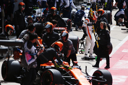 Stoffel Vandoorne, McLaren, esce dalla sua monoposto mentre Fernando Alonso, McLaren MCL32, Lance St