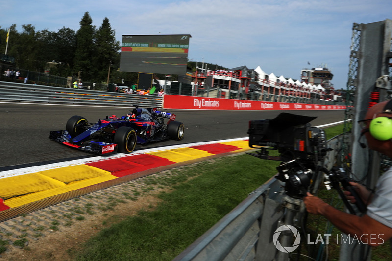 Carlos Sainz Jr., Scuderia Toro Rosso STR12 and cameraman