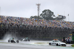 Lewis Hamilton, Mercedes AMG F1 W07 Hybrid leidt achter de FIA Safety Car