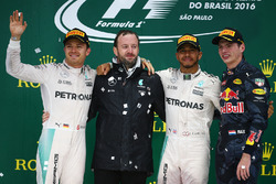 Podium: Nico Rosberg, Mercedes AMG F1, tweede; Lewis Hamilton, Mercedes AMG F1, race winnaar; Max Ve