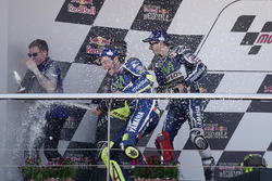 Podium: winnaar Valentino Rossi, Yamaha Factory Racing, tweede Jorge Lorenzo, Yamaha Factory Racing,