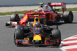 Макс Ферстаппен, Red Bull Racing RB12 попереду Кімі Райкконена, Ferrari SF16-H