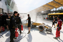 De uitgebrande auto van Kevin Magnussen, Renault Sport F1 Team RS16