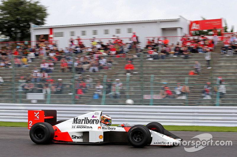 Stoffel Vandoorne,tercer piloto, McLaren F1 Team conduce el 1989 McLaren MP4/5 de Alain Prost