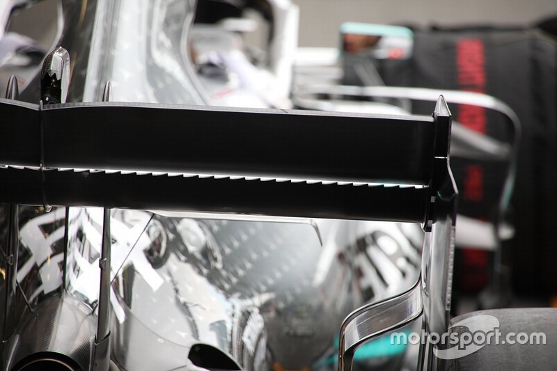 Mercedes W10: ecco la dentellatura dell'ala posteriore