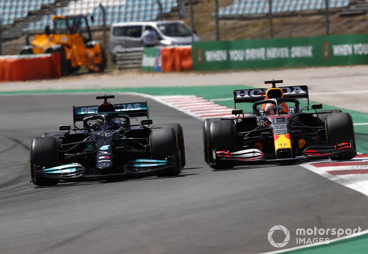 Lewis Hamilton, Mercedes W12, se bat avec Max Verstappen, Red Bull Racing RB16B