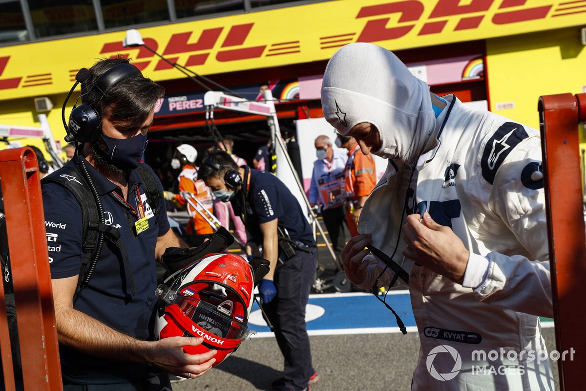 Daniil Kvyat, AlphaTauri, di the pit lane