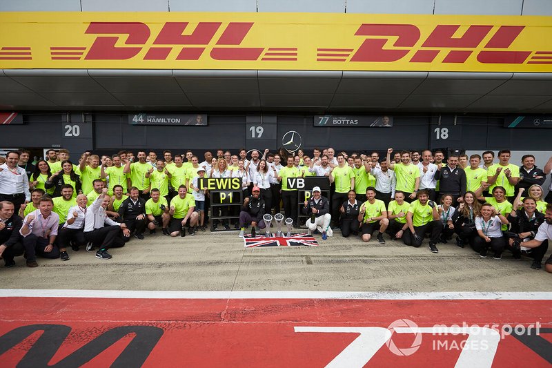 El equipo Mercedes celebra la victoria en Silverstone
