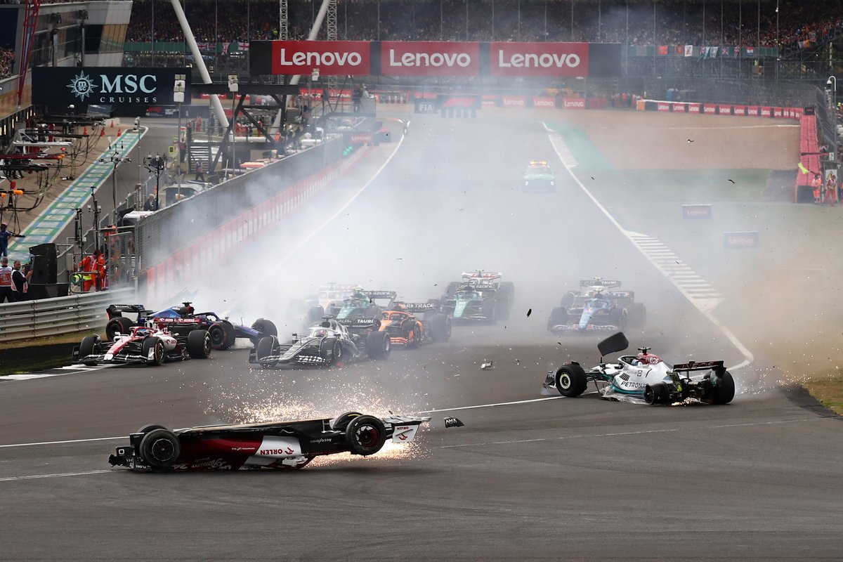 Zhou Guanyu, Alfa Romeo C42 kecelakaan setelah start