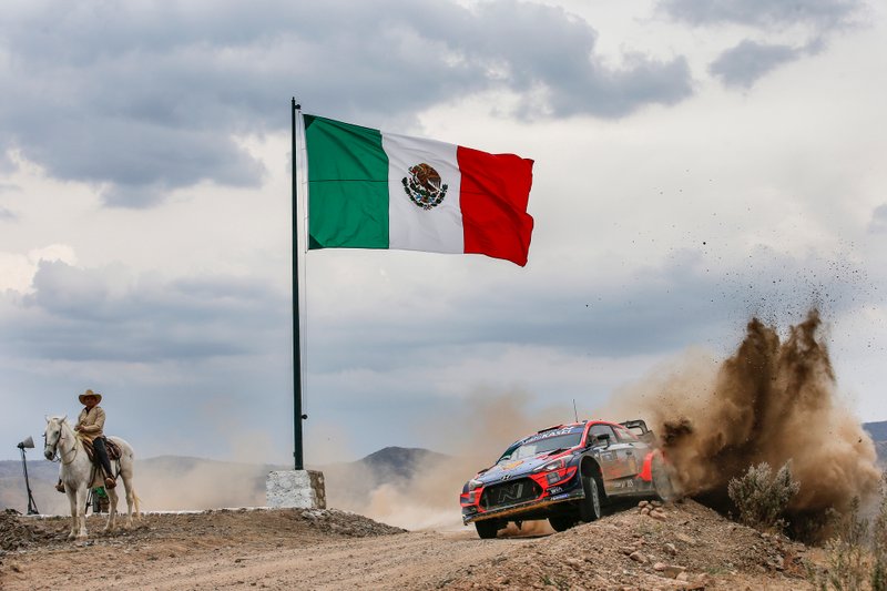 Pereli Hyundai Motorsport, Thierry Neuville, dan navigator Nicolas Gilsoul, beraksi dengan mobil i20 Coupe WRC dalam Reli Meksiko 2020.
