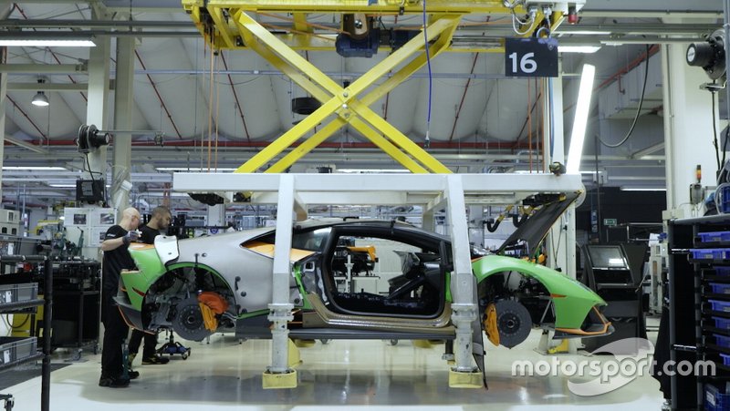 Une Lamborghini Squadra Corse sur la chaîne de production