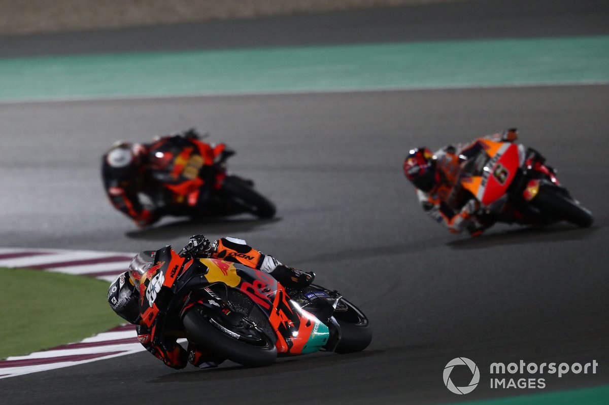 Miguel Oliveira, pembalap Tim Red Bull KTM Factory Racing, sulit mengendalikan KTM RC16 di lomba GP Qatar, Minggu (28/3/2021) malam, dengan masalah pada ban depan.