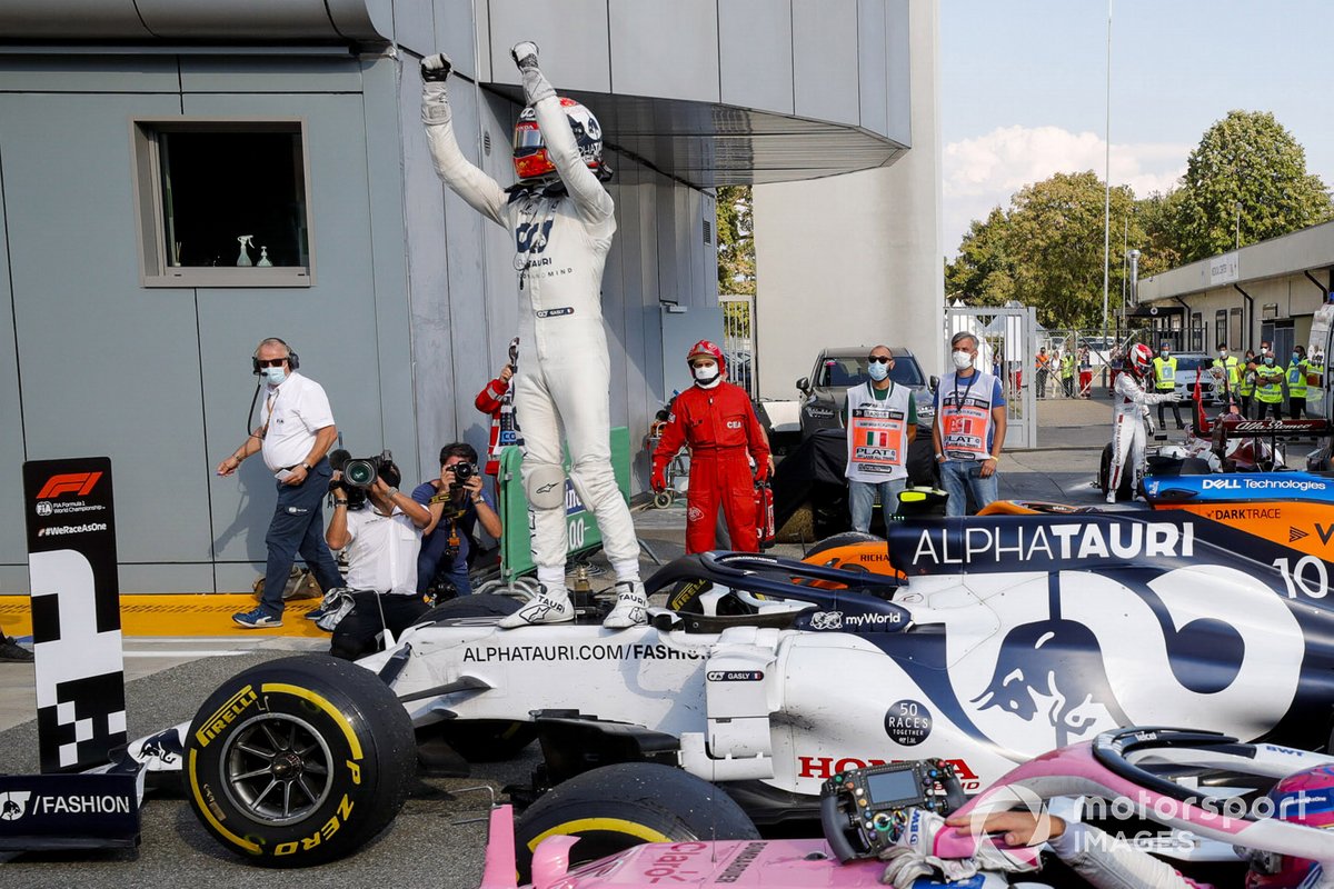 Pierre Gasly, AlphaTauri, juara GP Italia, melakukan selebrasi di Parc Ferme