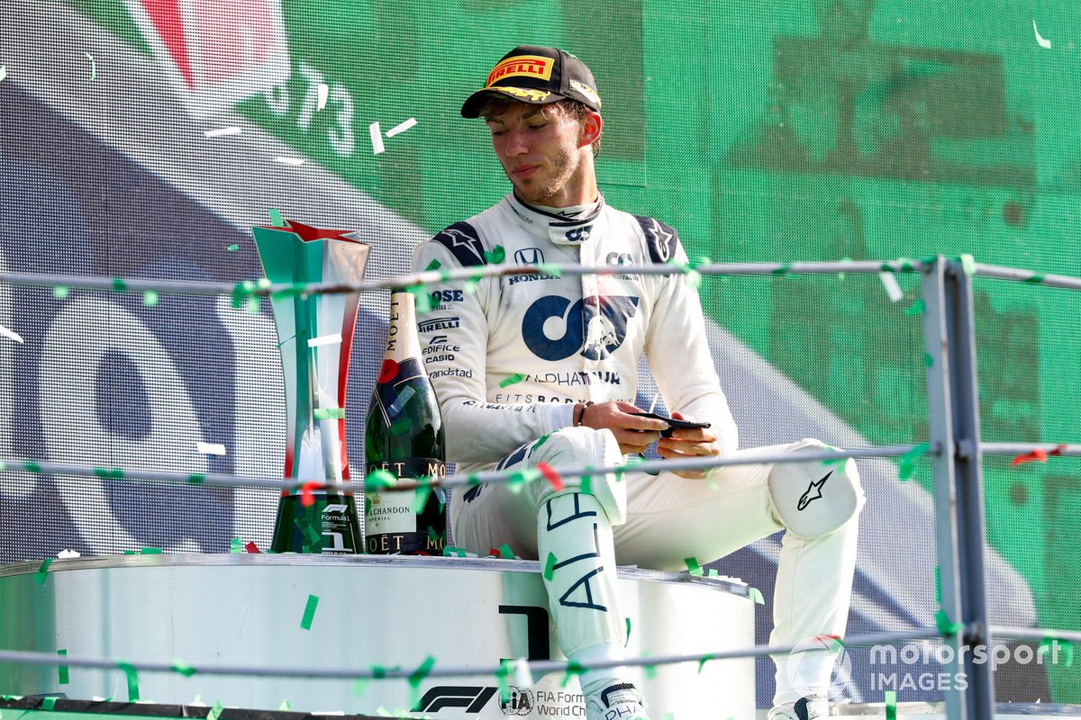 Pierre Gasly, AlphaTauri, dengan trofi kemenangan di podium tertinggi F1 GP Italia 2020