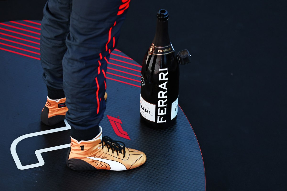 Botas del ganador de la carrera y campeón del mundo de pilotos de F1 en 2022, Max Verstappen, Red Bull Racing