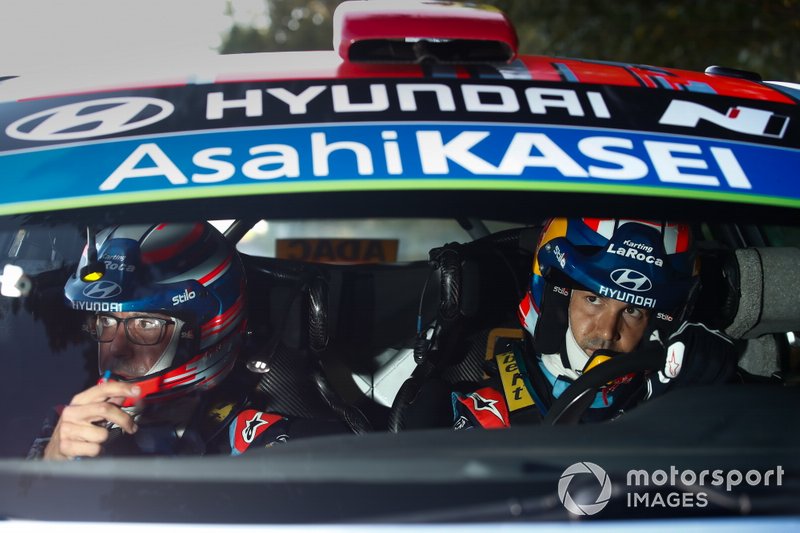 Pereli Hyundai Motorsport, Dani Sordo (kanan), saat tampil dalam ajang WRC didampingi navigator Carlos del Barrio.