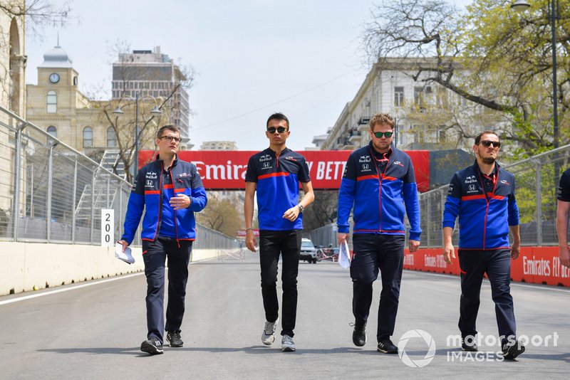 Alexander Albon, Toro Rosso parcourt la piste à pied avec son équipe