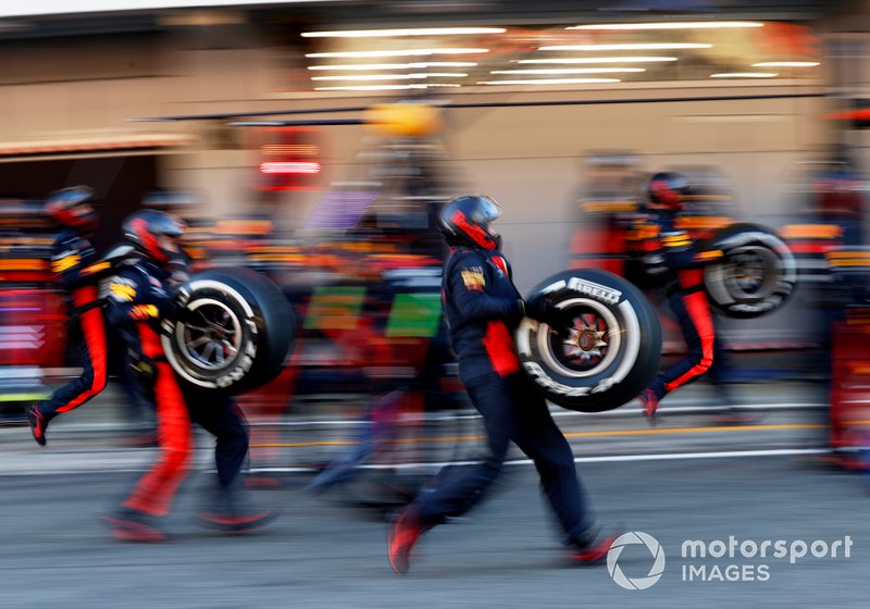 Alex Albon, Red Bull Racing RB16 during a pit stop