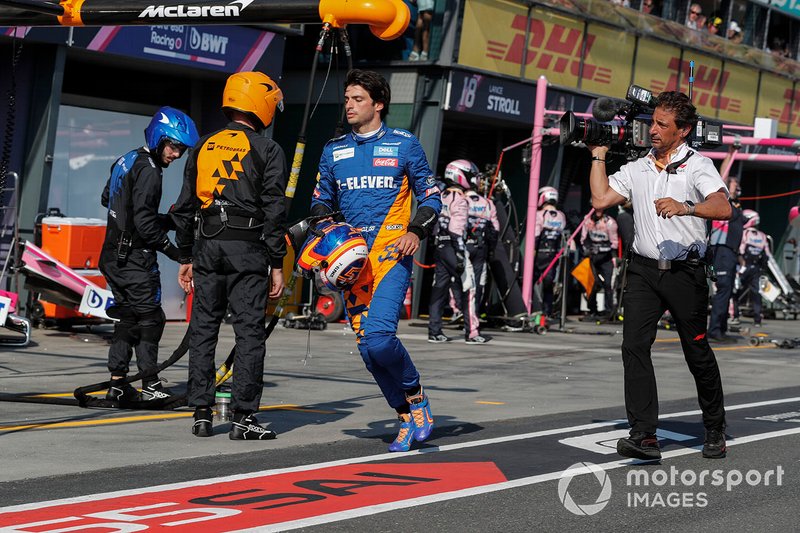 Carlos Sainz Jr, McLaren, menuju ke garasi, Jean-Michel Tibi, FOM Cameraman
