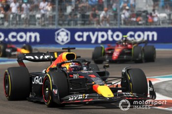 Verstappen weerstaat druk van Leclerc en wint eerste GP van Miami