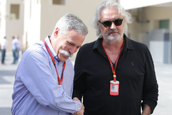 Chase Carey, voorzitter Formula One Group met Flavio Briatore