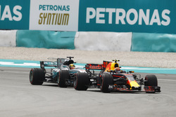 Max Verstappen, Red Bull Racing RB13, Lewis Hamilton, Mercedes AMG F1 W08'i liderlik için geçiyor