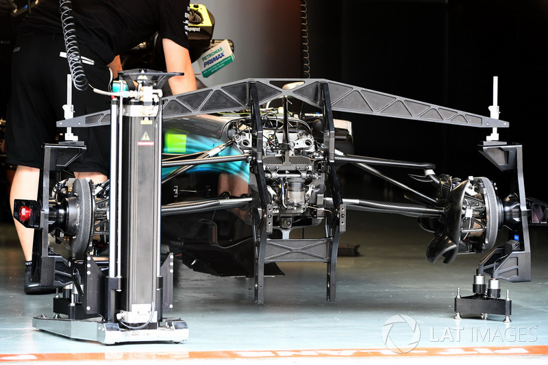 Mercedes-Benz F1 W08 ön süspansiyon ve şasi detay