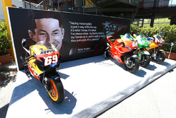 Erinnerung an Nicky Hayden mit seinen MotoGP-Bikes von 2006, 2010 und 2014 sowie seinem Superbike vo