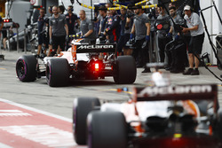 Stoffel Vandoorne, McLaren MCL32, Fernando Alonso, McLaren MCL32
