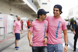 Felipe Massa, Williams, Lance Stroll, Williams, con una maglietta rosa
