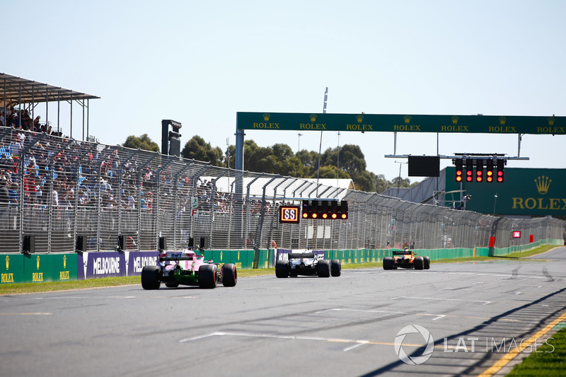 Stoffel Vandoorne, McLaren MCL33 Renault, Lewis Hamilton, Mercedes AMG F1 W09, ve Sergio Perez, Force India VJM11 Mercedes