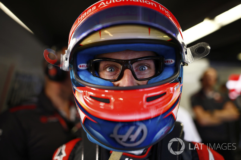 Romain Grosjean, Haas F1 Team, lleva gafas con una cámara de televisión.
