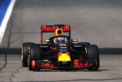 Daniel Ricciardo, Red Bull Racing RB12 con il parabrezza