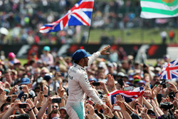 Il vincitore della gara Lewis Hamilton, Mercedes AMG F1 festeggia con i tifosi