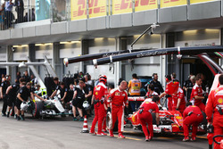 Sebastian Vettel, Ferrari SF16-H e Nico Rosberg, Mercedes AMG F1 W07 Hybrid ai box