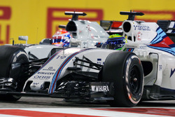 Felipe Massa, Williams FW38 and Romain Grosjean, Haas F1 Team VF-16 battle for position