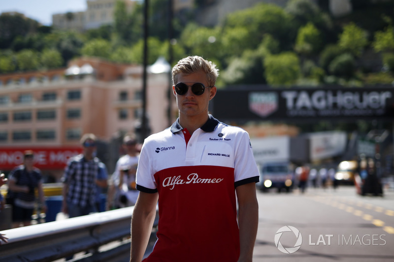 Marcus Ericsson, Sauber, cammina lungo il circuito
