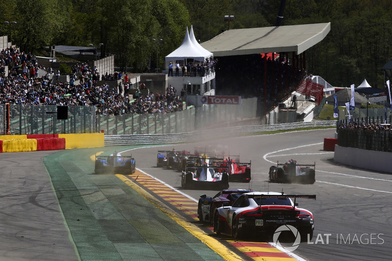 El inicio #8 Toyota Gazoo Racing Toyota TS050: Sébastien Buemi, Kazuki Nakajima, Fernando Alonso leads