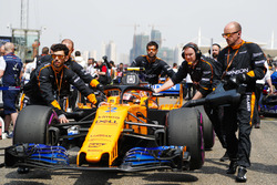 Stoffel Vandoorne, McLaren MCL33 Renault, arrives on the grid