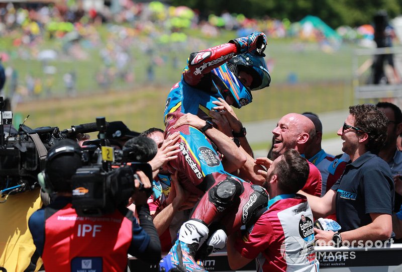 Alex Márquez, manteado por su equipo en Mugello