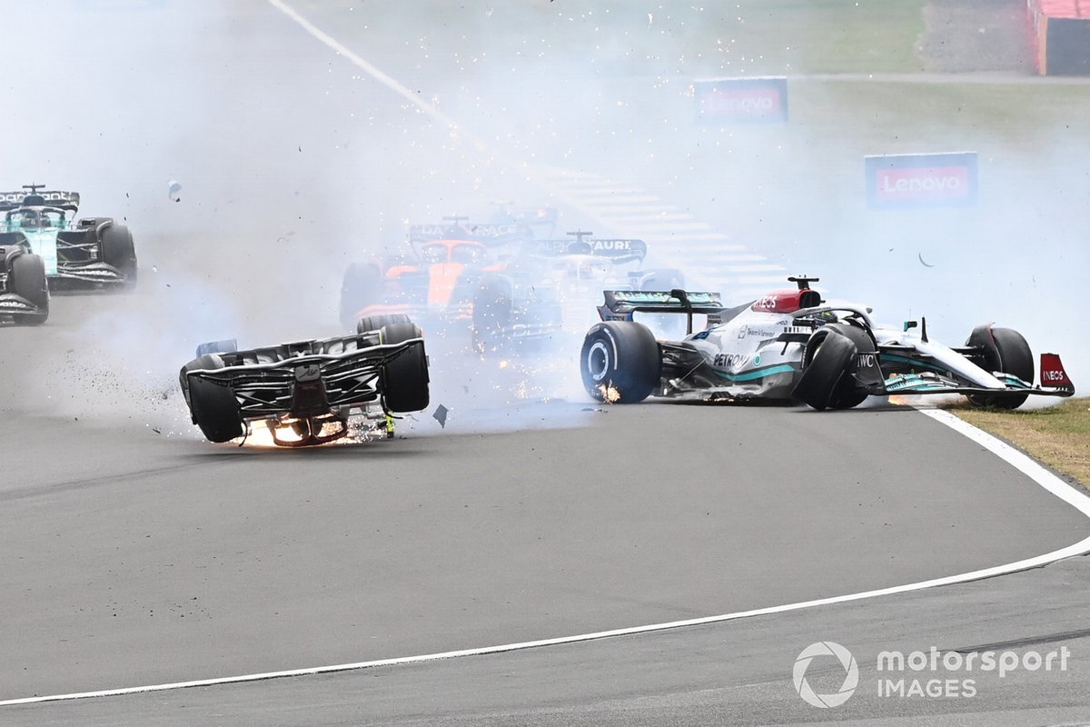 L'Alfa Romeo C42 di Zhou a ruote all'aria dopo il crash al via del GP di Gran Bretagna