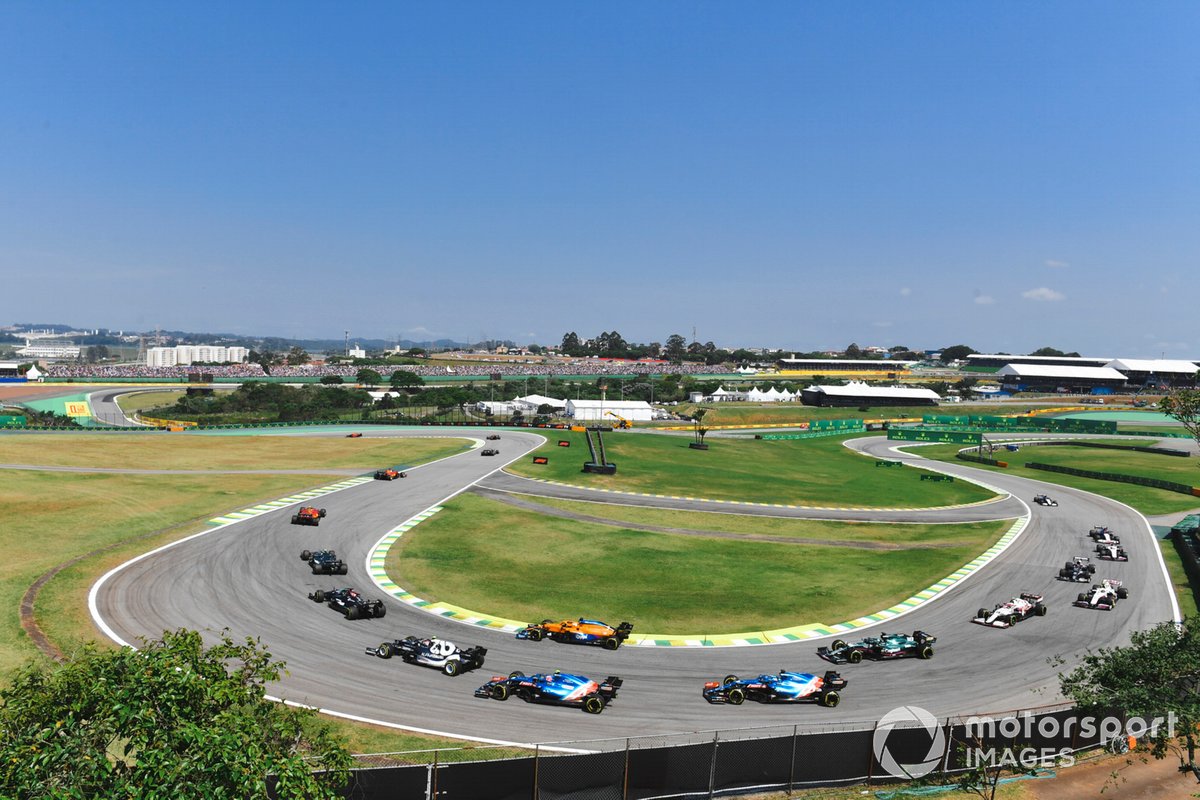 Lewis Hamilton, Mercedes W12, Pierre Gasly, AlphaTauri AT02, Daniel Ricciardo, McLaren MCL35M, Esteban Ocon, Alpine A521, en de rest van het veld bij de herstart